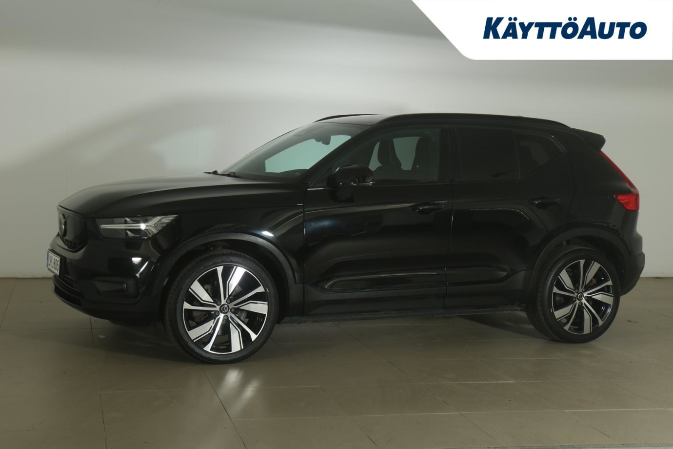 Esittelykuva VOLVO XC40 täyssähköautosta.