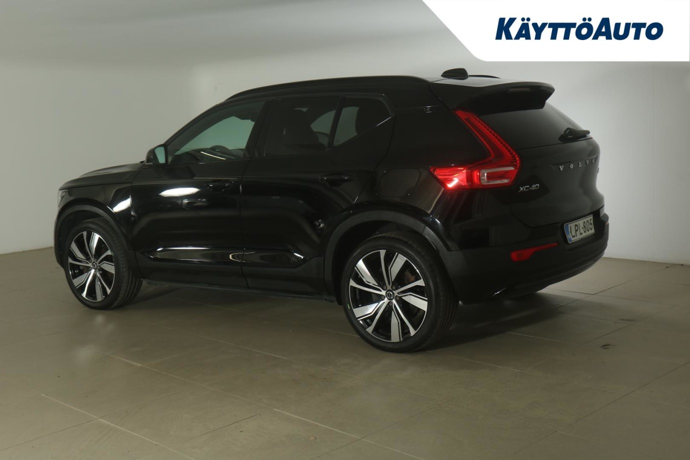 Esittelykuva VOLVO XC40 täyssähköautosta.