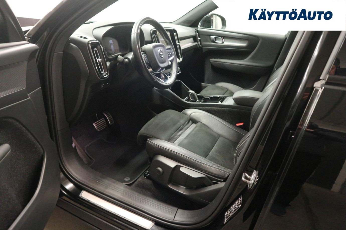 Esittelykuva VOLVO XC40 täyssähköautosta.