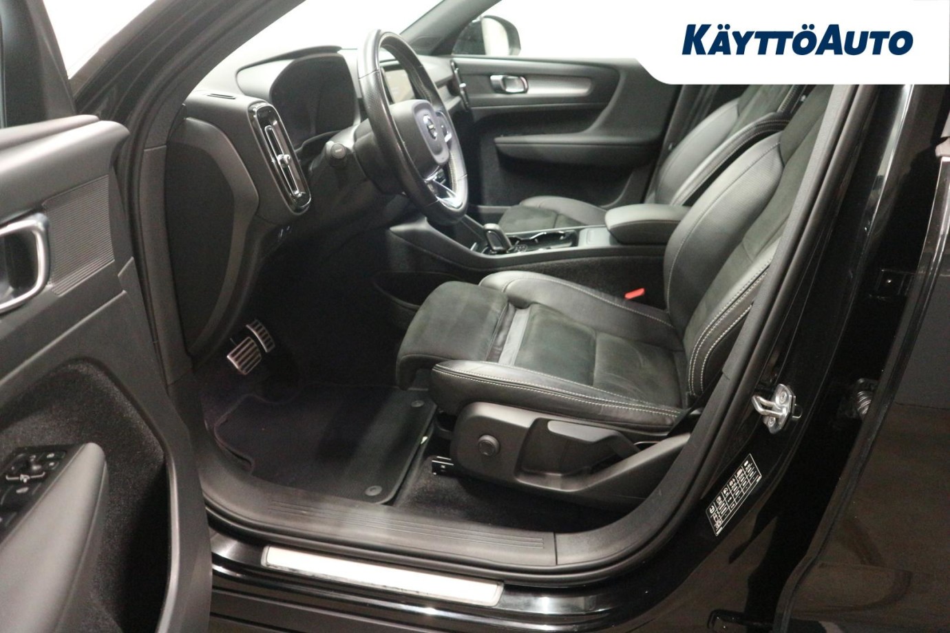 Esittelykuva VOLVO XC40 täyssähköautosta.