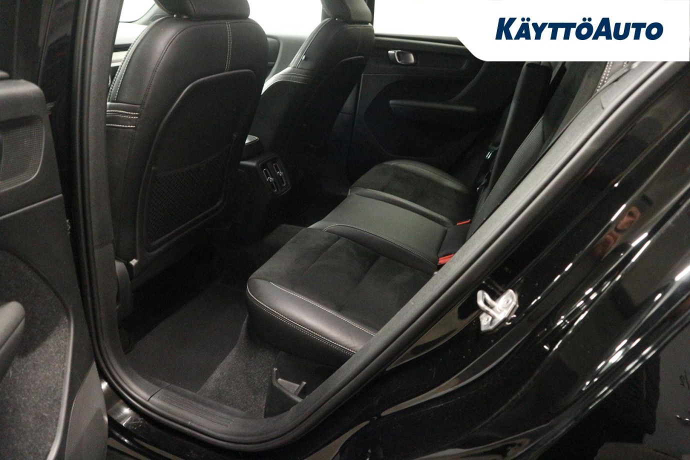 Esittelykuva VOLVO XC40 täyssähköautosta.
