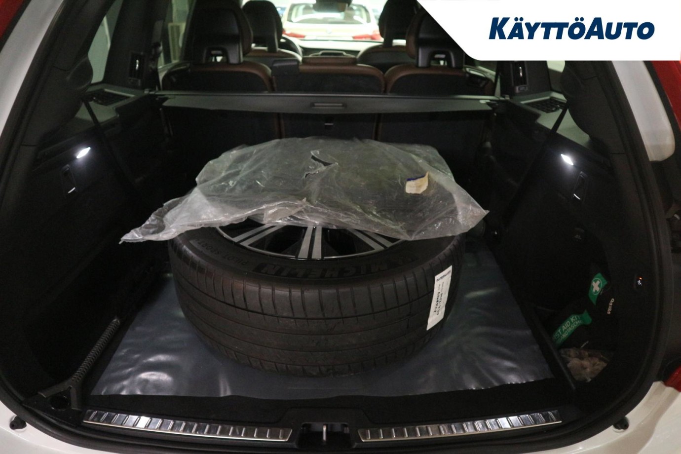 Esittelykuva VOLVO XC90 lataushybridiautosta.