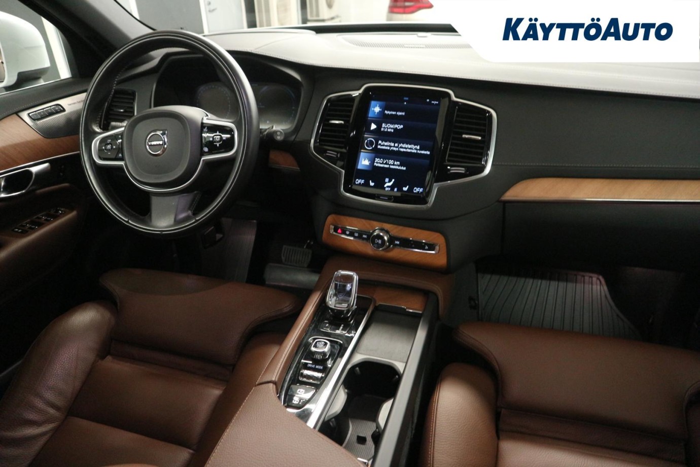 Esittelykuva VOLVO XC90 lataushybridiautosta.
