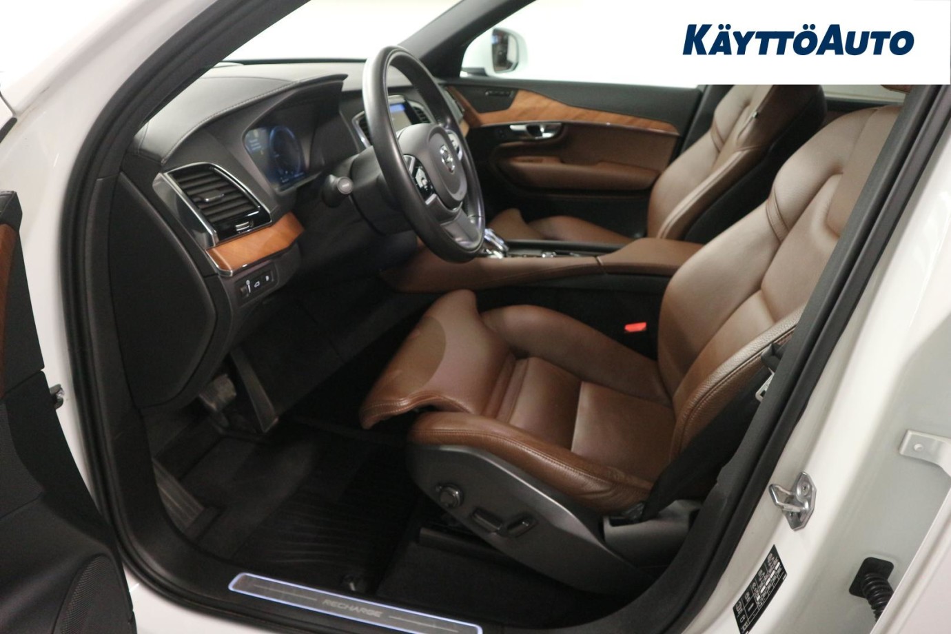 Esittelykuva VOLVO XC90 lataushybridiautosta.