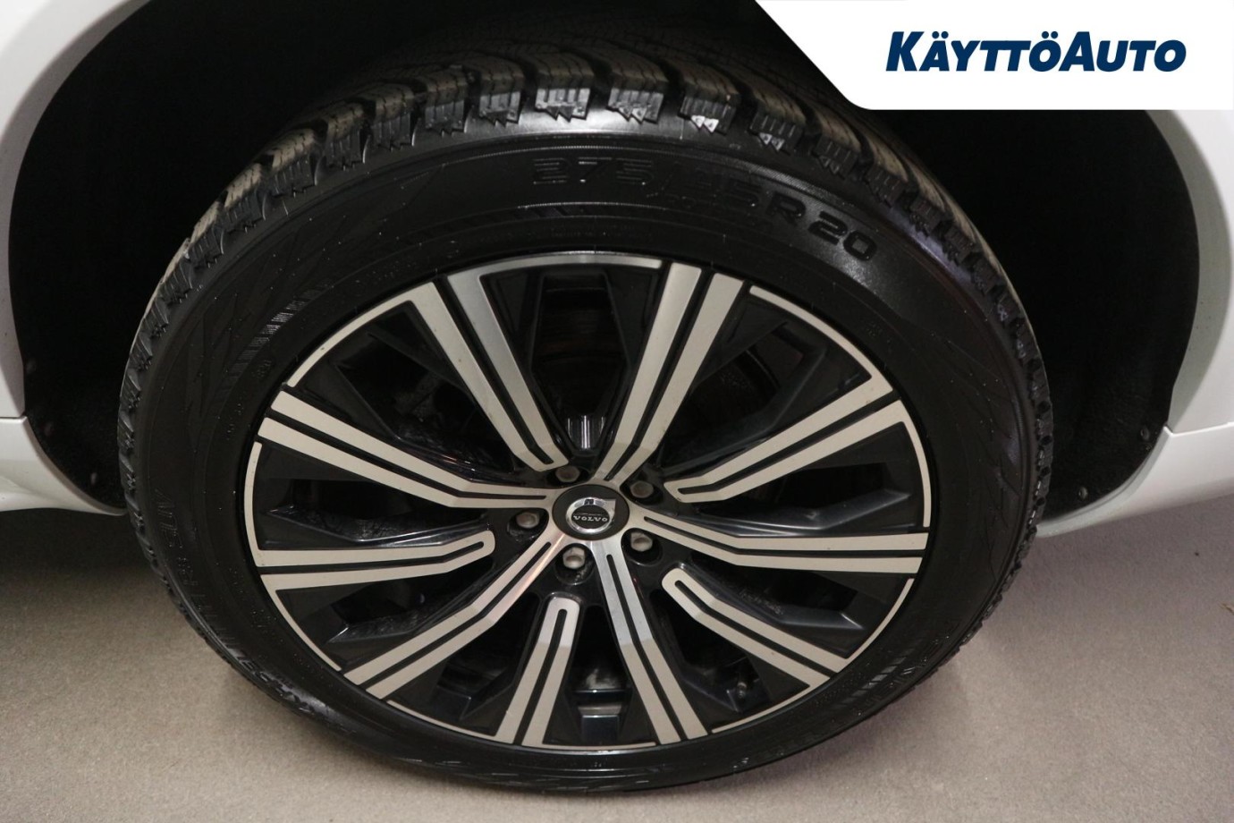 Esittelykuva VOLVO XC90 lataushybridiautosta.