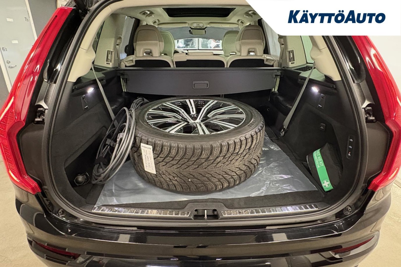 Esittelykuva VOLVO XC90 lataushybridiautosta.