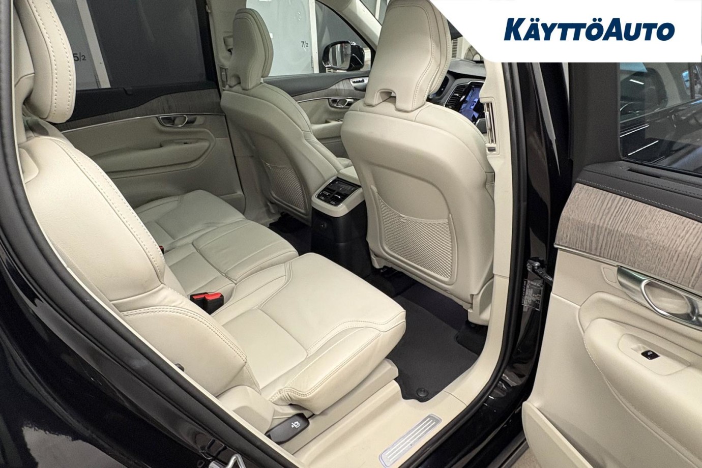 Esittelykuva VOLVO XC90 lataushybridiautosta.