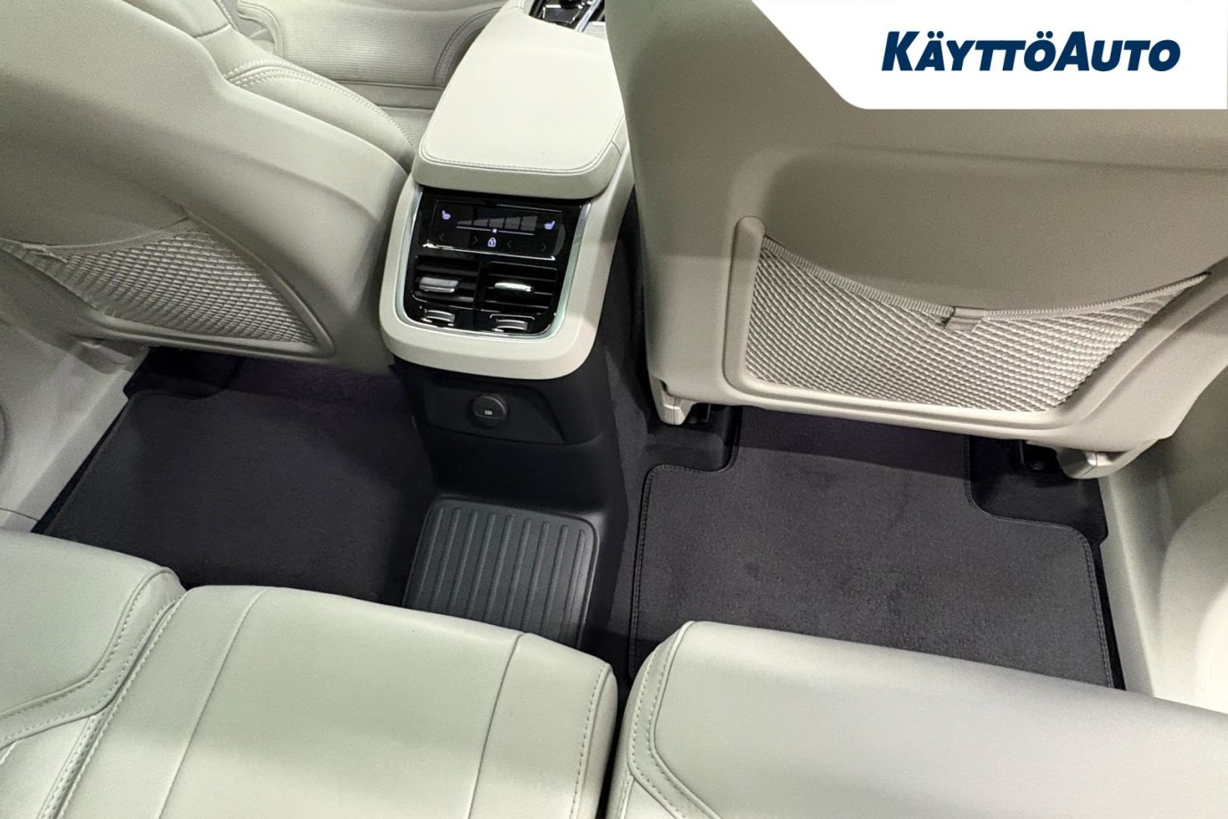 Esittelykuva VOLVO XC90 lataushybridiautosta.