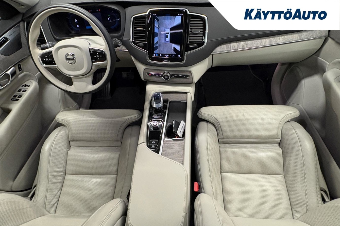 Esittelykuva VOLVO XC90 lataushybridiautosta.