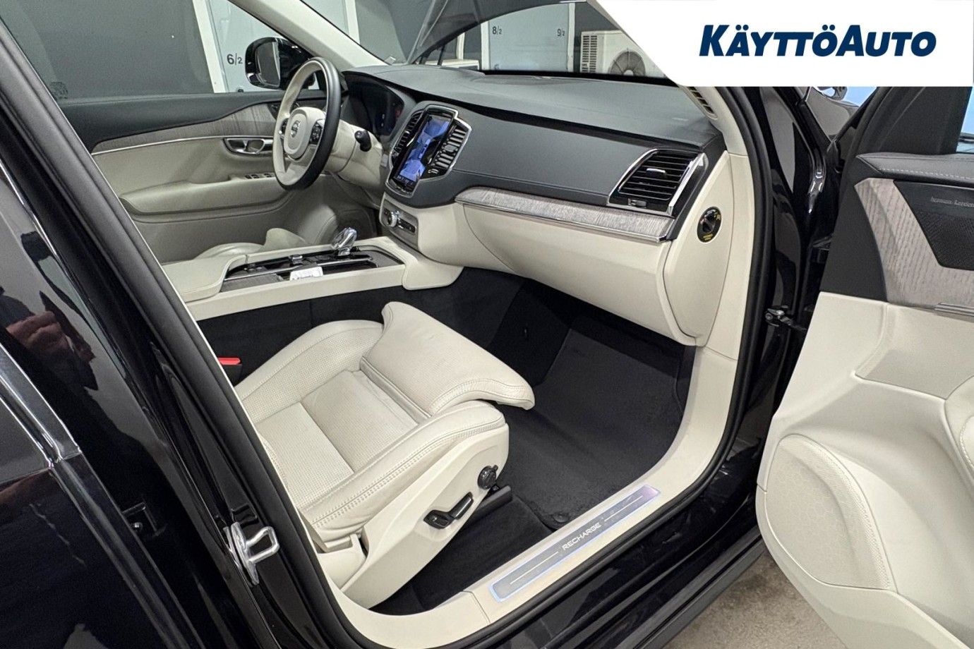 Esittelykuva VOLVO XC90 lataushybridiautosta.