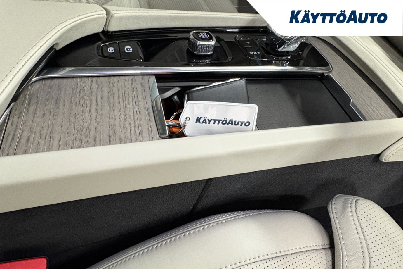 Esittelykuva VOLVO XC90 lataushybridiautosta.