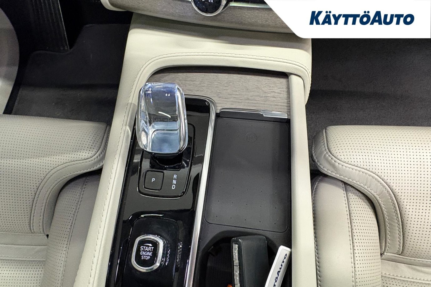 Esittelykuva VOLVO XC90 lataushybridiautosta.