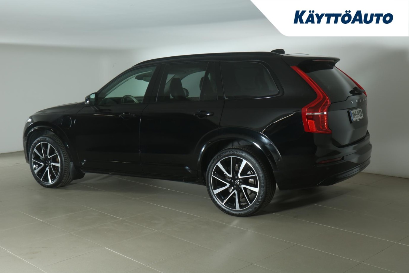 Esittelykuva VOLVO XC90 lataushybridiautosta.