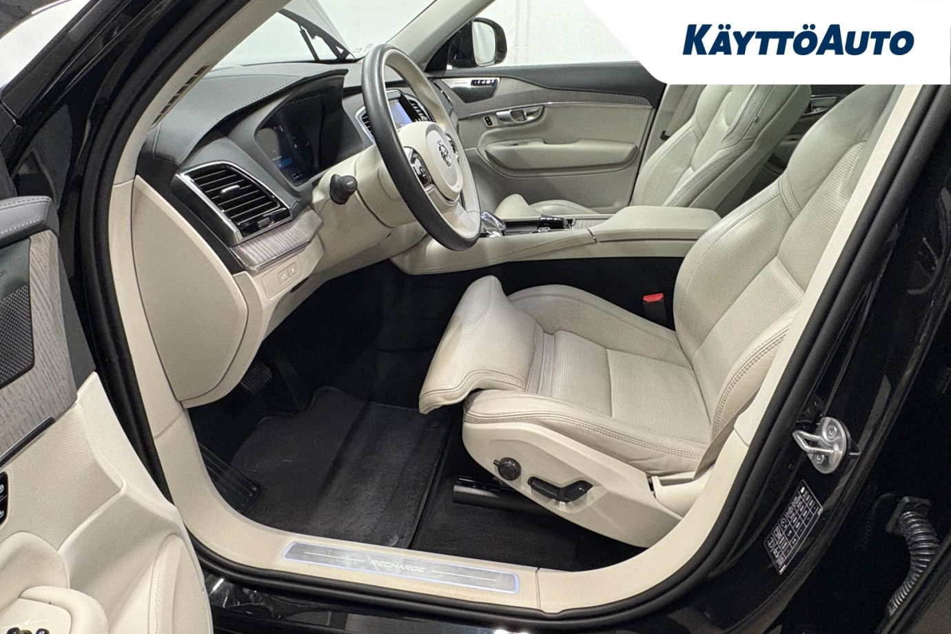 Esittelykuva VOLVO XC90 lataushybridiautosta.