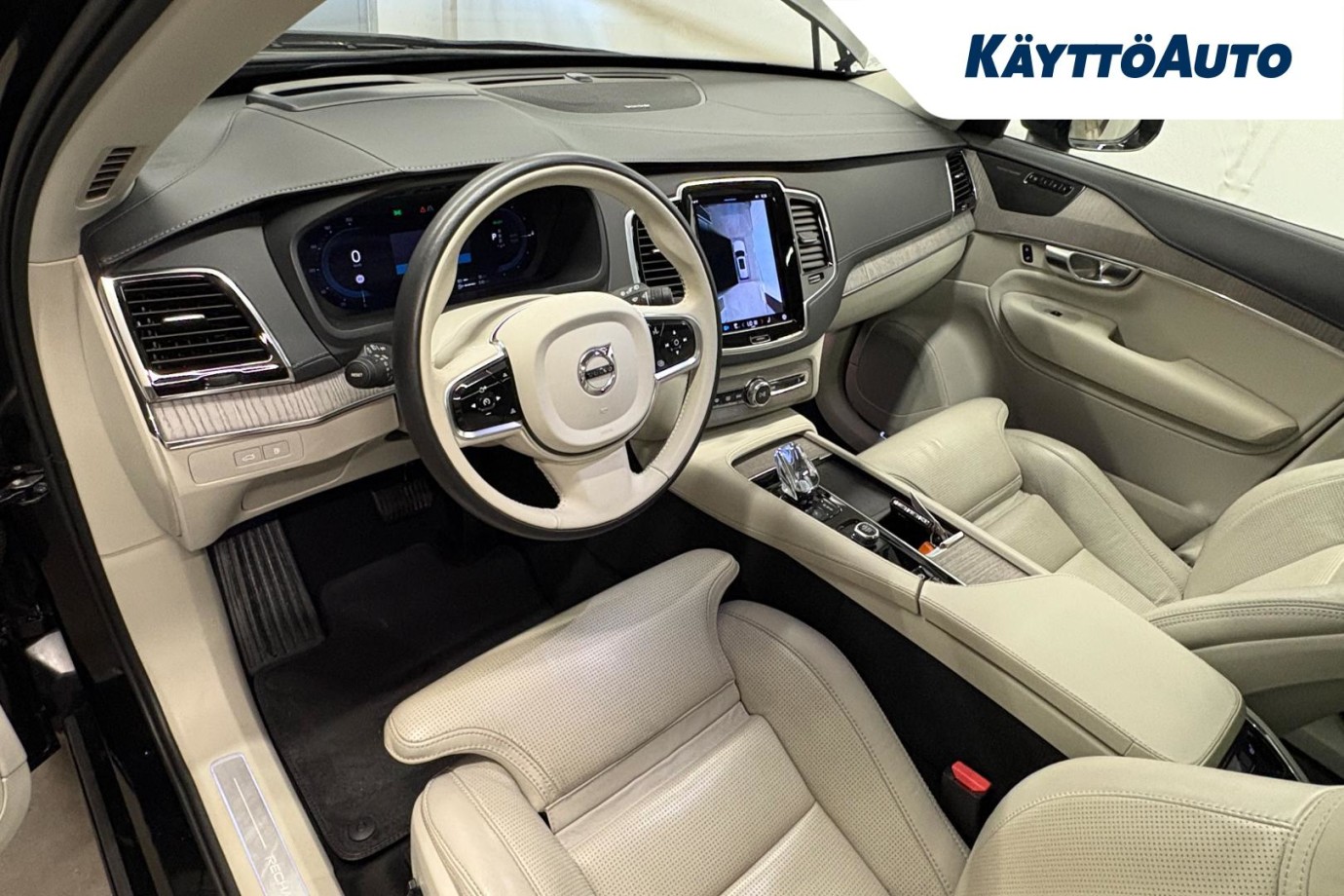 Esittelykuva VOLVO XC90 lataushybridiautosta.