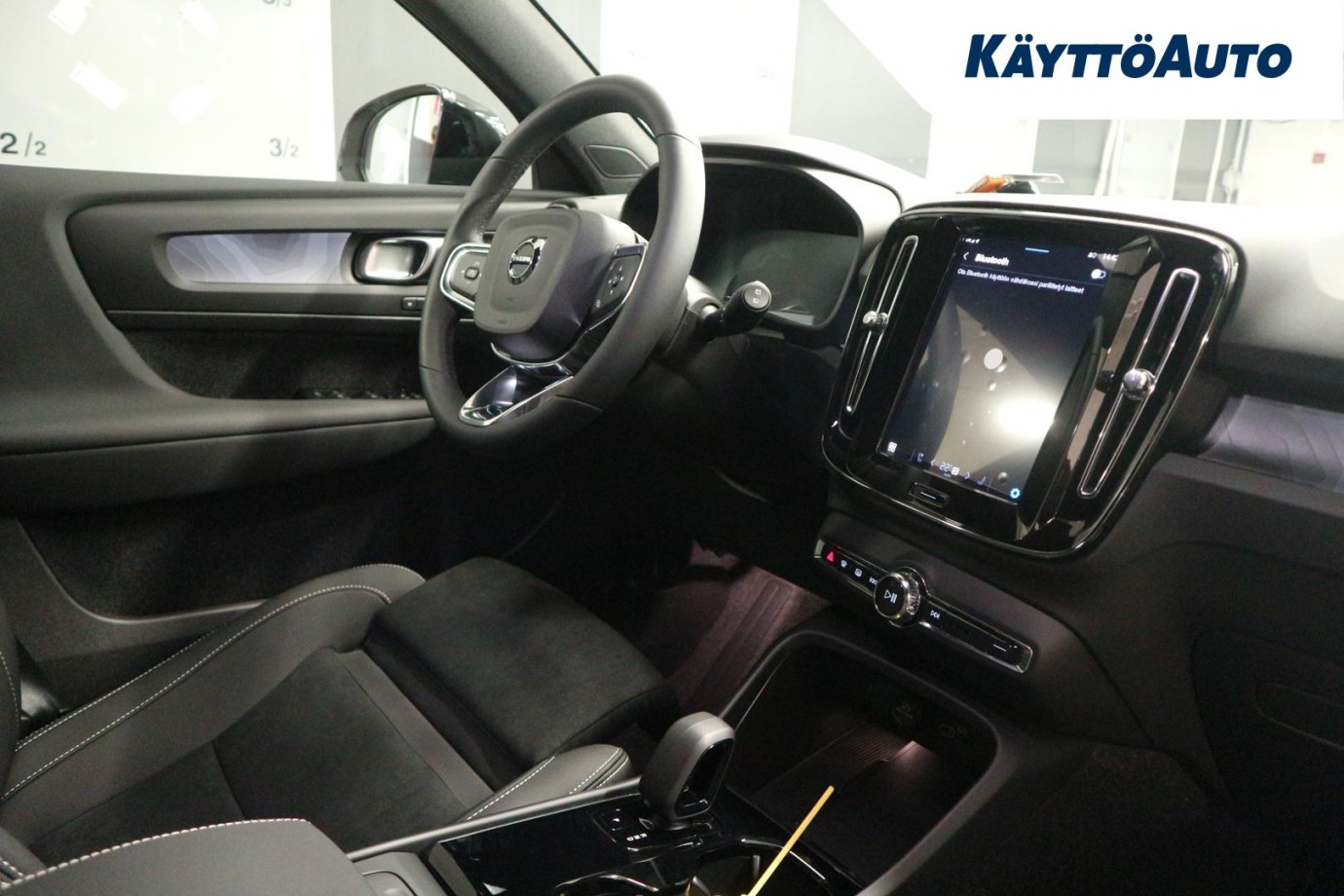 Esittelykuva Volvo EX40 täyssähköautosta.
