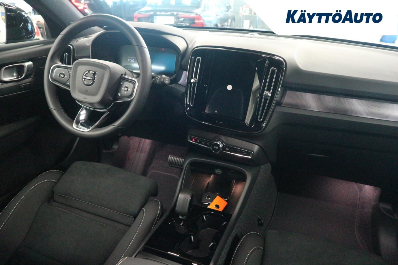 Esittelykuva Volvo EX40 täyssähköautosta.