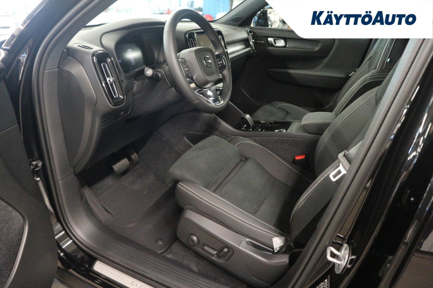 Esittelykuva Volvo EX40 täyssähköautosta.
