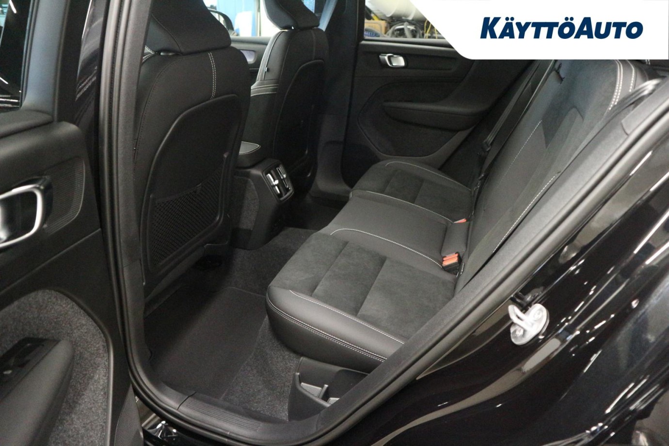 Esittelykuva Volvo EX40 täyssähköautosta.