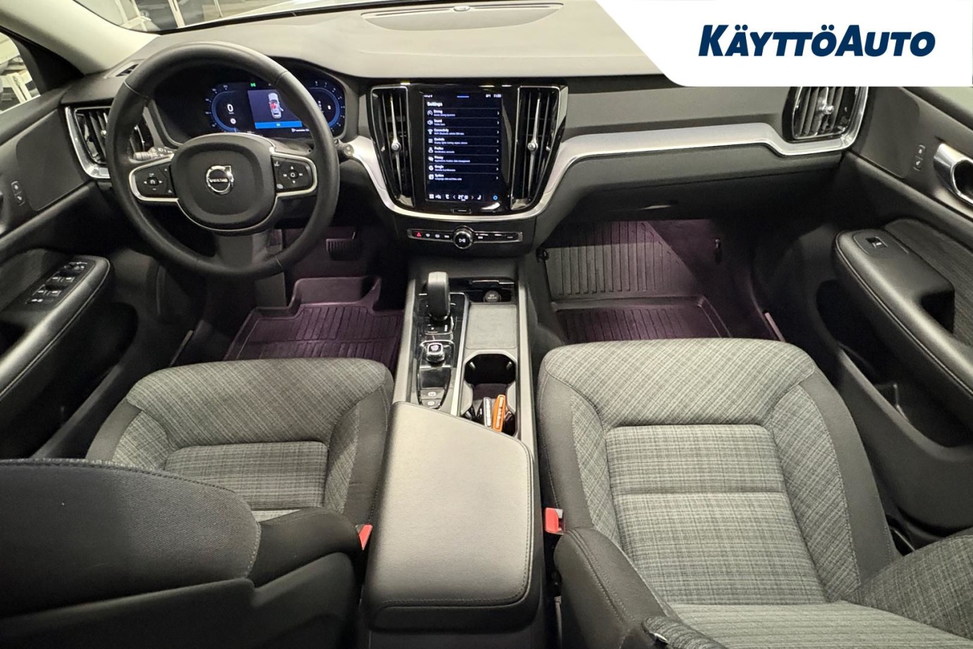 Esittelykuva VOLVO V60 kevythybridiautosta.