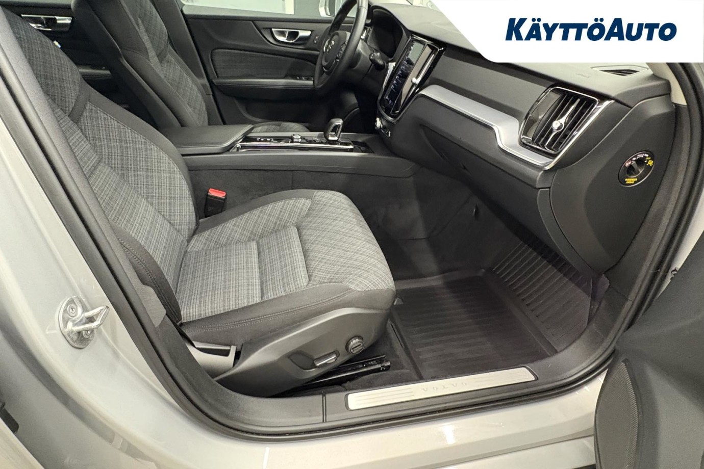 Esittelykuva VOLVO V60 kevythybridiautosta.