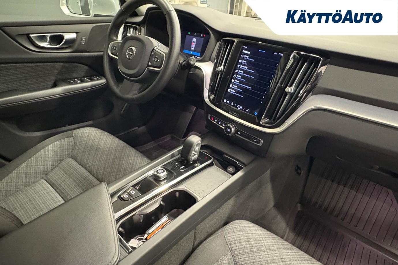 Esittelykuva VOLVO V60 kevythybridiautosta.