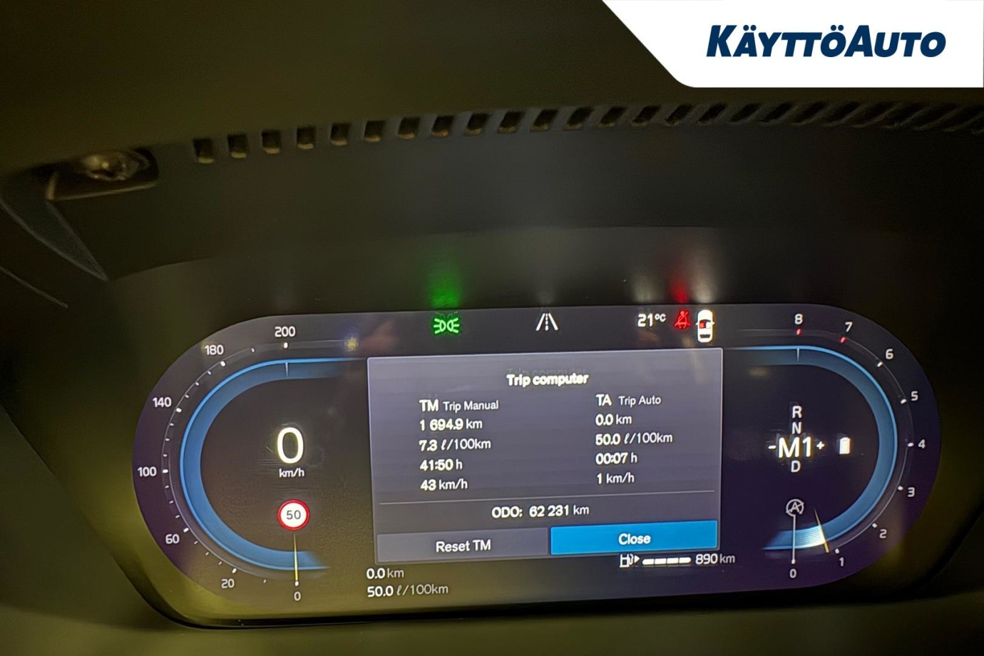 Esittelykuva VOLVO V60 kevythybridiautosta.