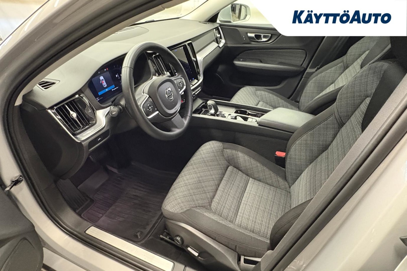 Esittelykuva VOLVO V60 kevythybridiautosta.