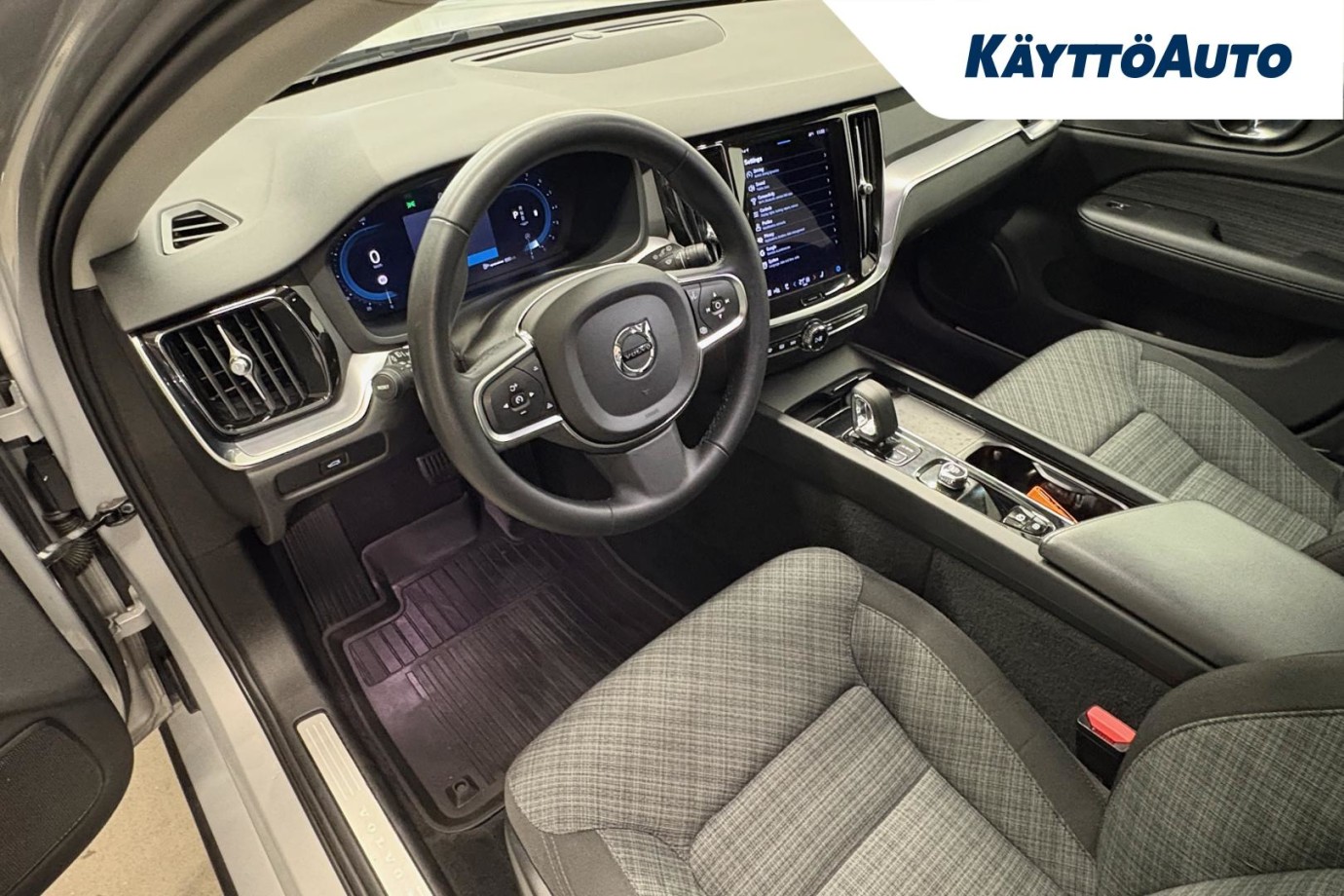 Esittelykuva VOLVO V60 kevythybridiautosta.