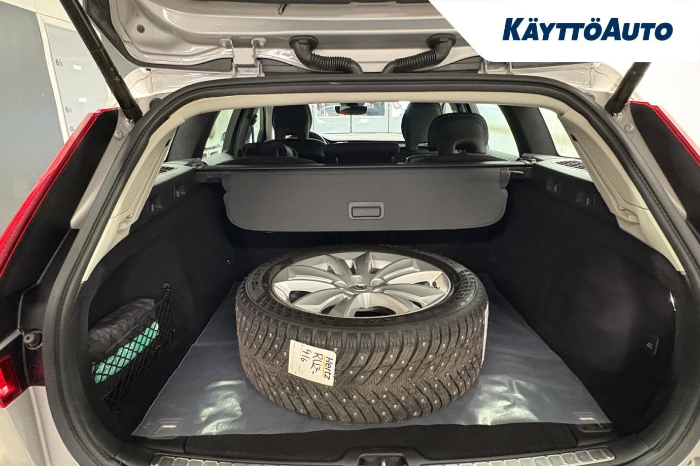 Esittelykuva VOLVO V60 kevythybridiautosta.