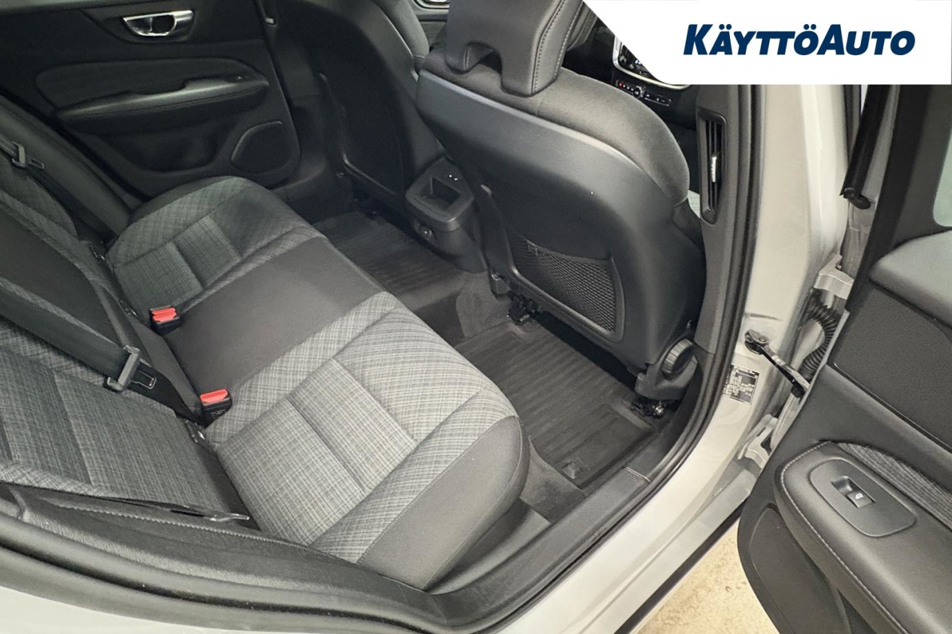 Esittelykuva VOLVO V60 kevythybridiautosta.