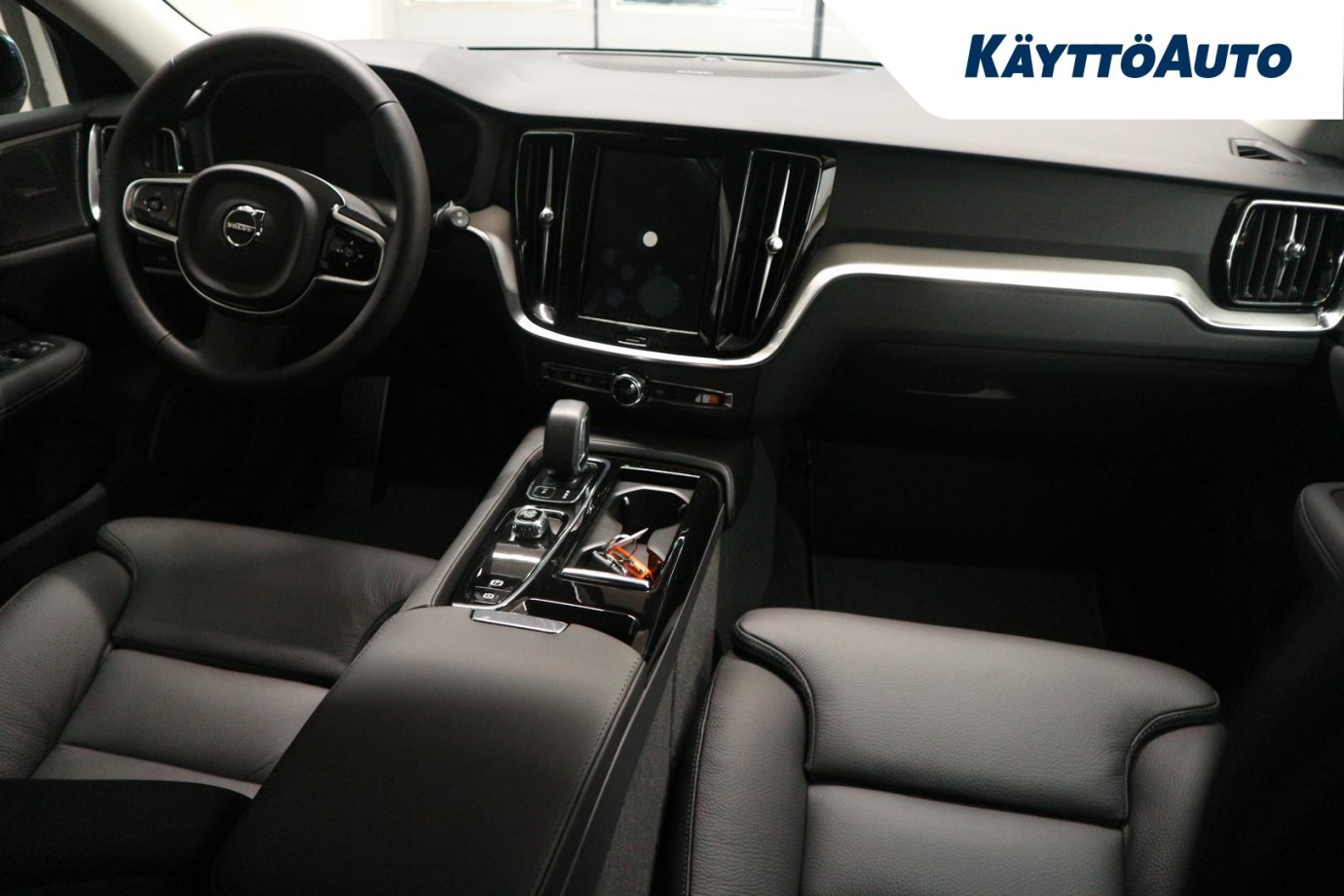 Esittelykuva Volvo V60 lataushybridiautosta.