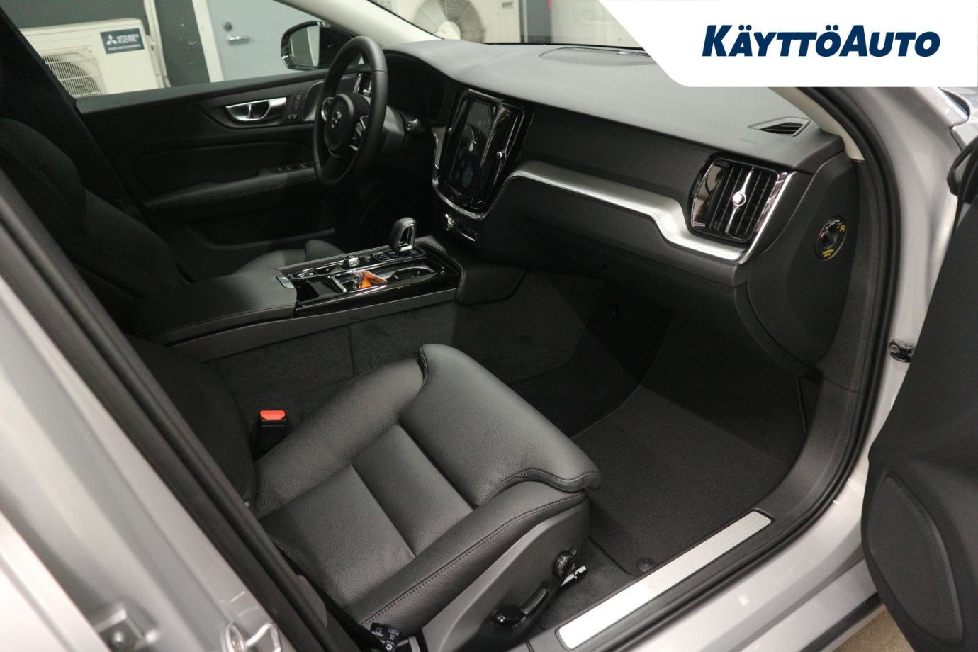 Esittelykuva Volvo V60 lataushybridiautosta.