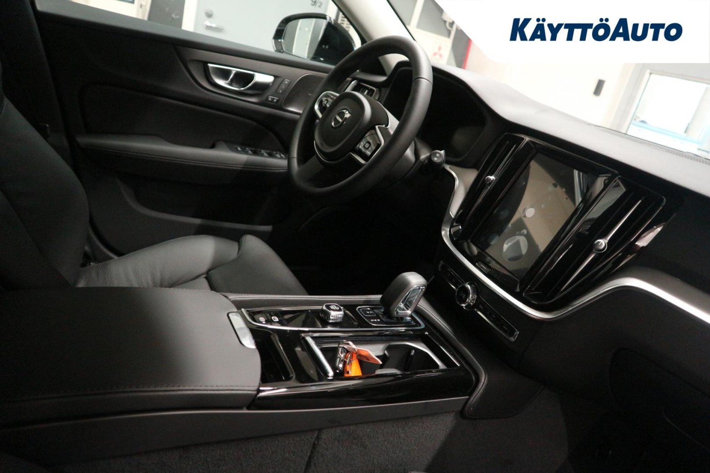 Esittelykuva Volvo V60 lataushybridiautosta.