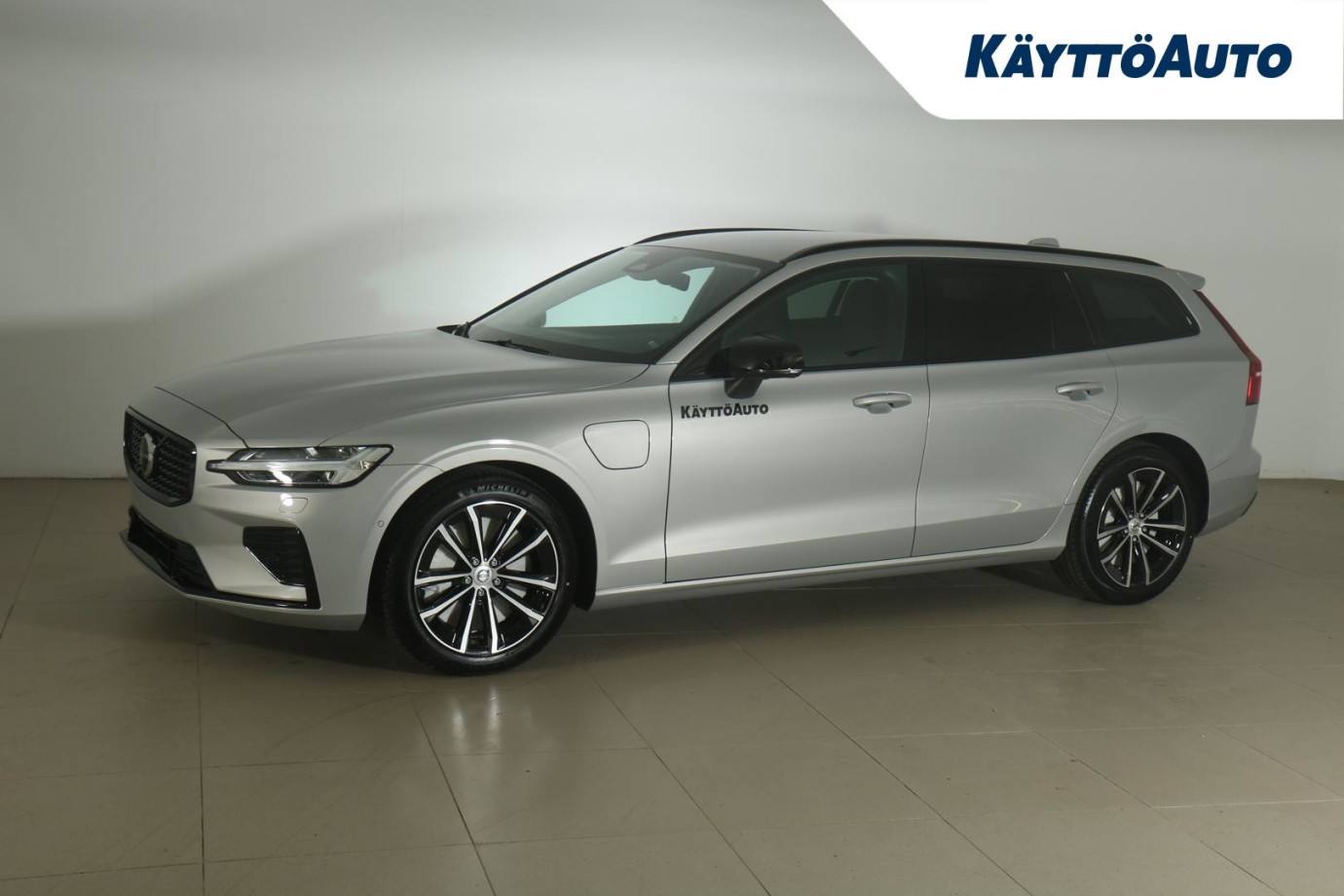 Esittelykuva Volvo V60 lataushybridiautosta.