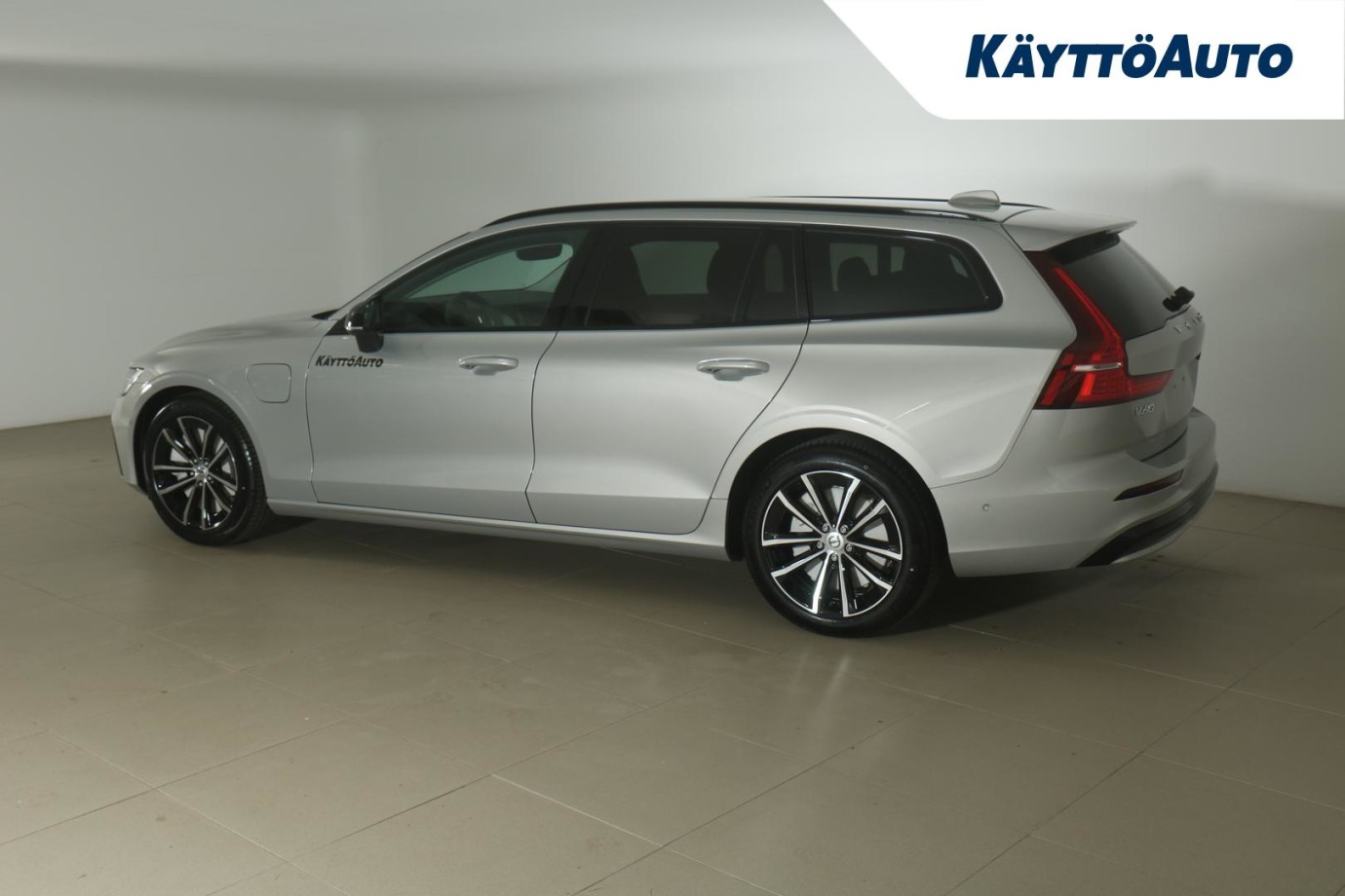 Esittelykuva Volvo V60 lataushybridiautosta.