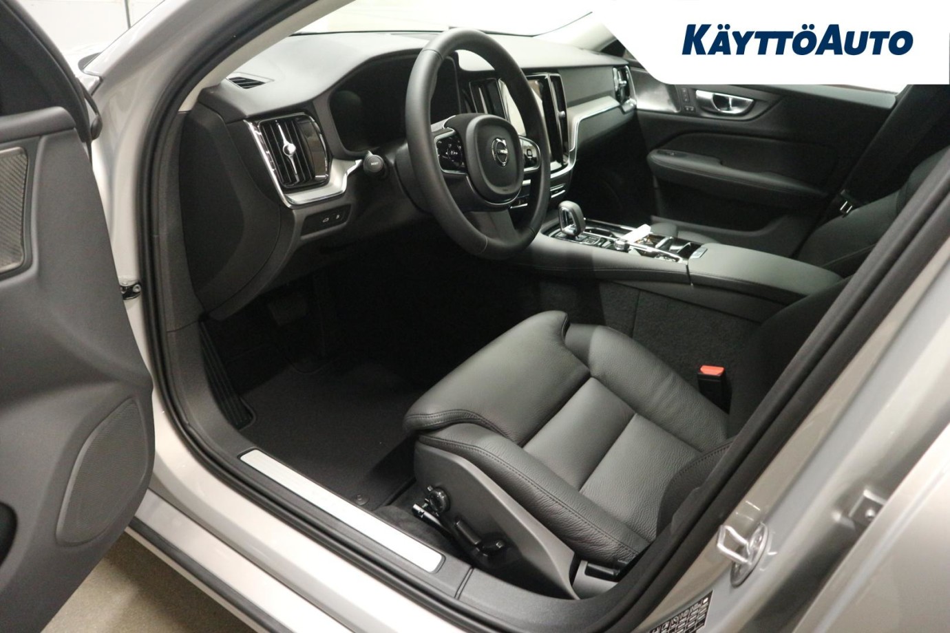 Esittelykuva Volvo V60 lataushybridiautosta.