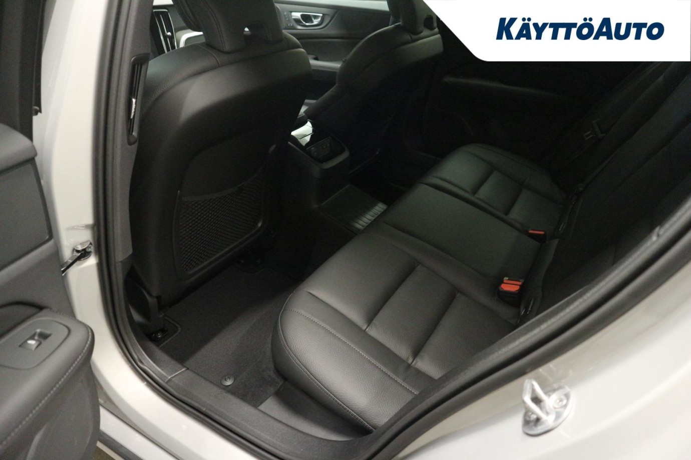 Esittelykuva Volvo V60 lataushybridiautosta.