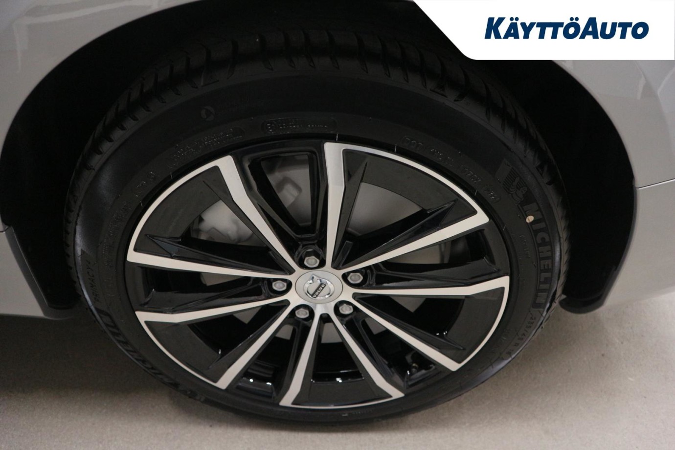 Esittelykuva Volvo V60 lataushybridiautosta.