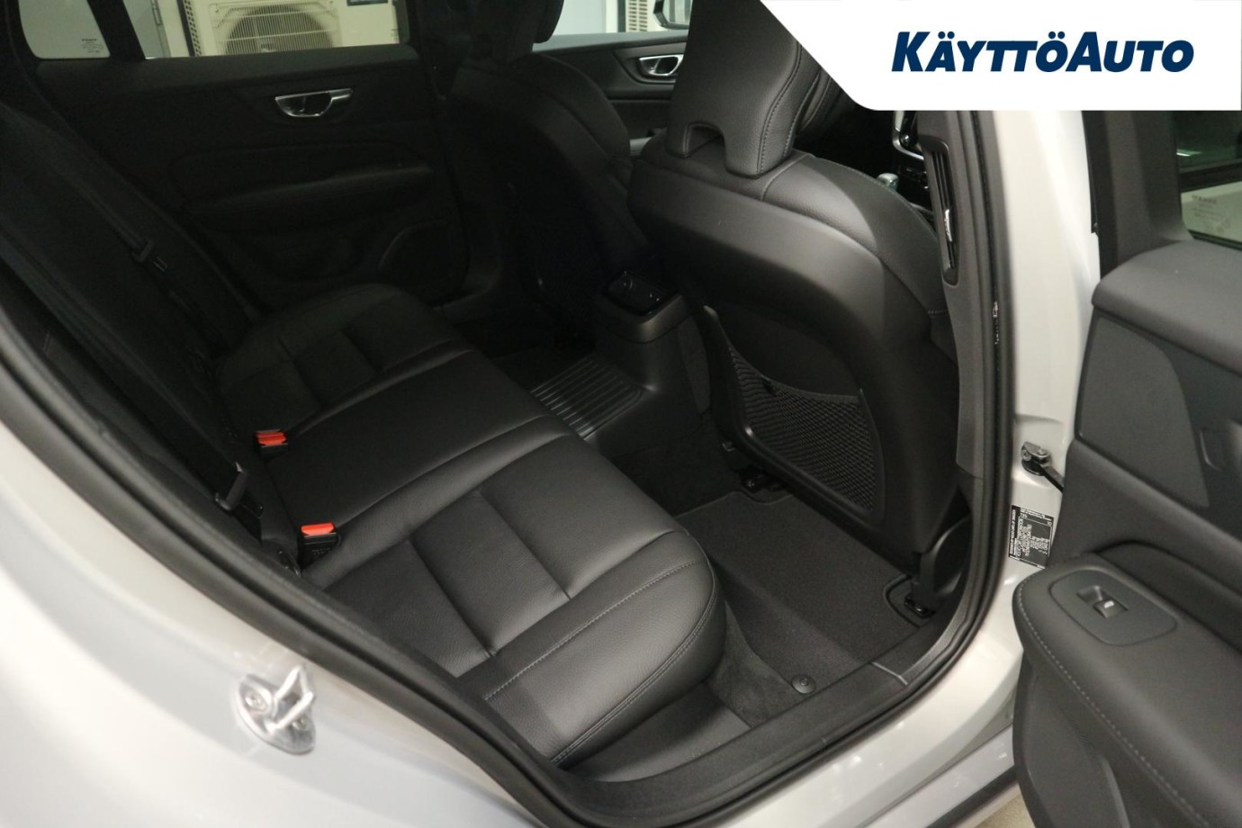 Esittelykuva Volvo V60 lataushybridiautosta.