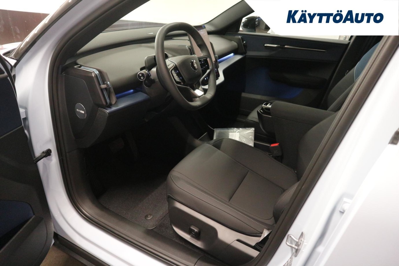 Esittelykuva Volvo EX30 täyssähköautosta.
