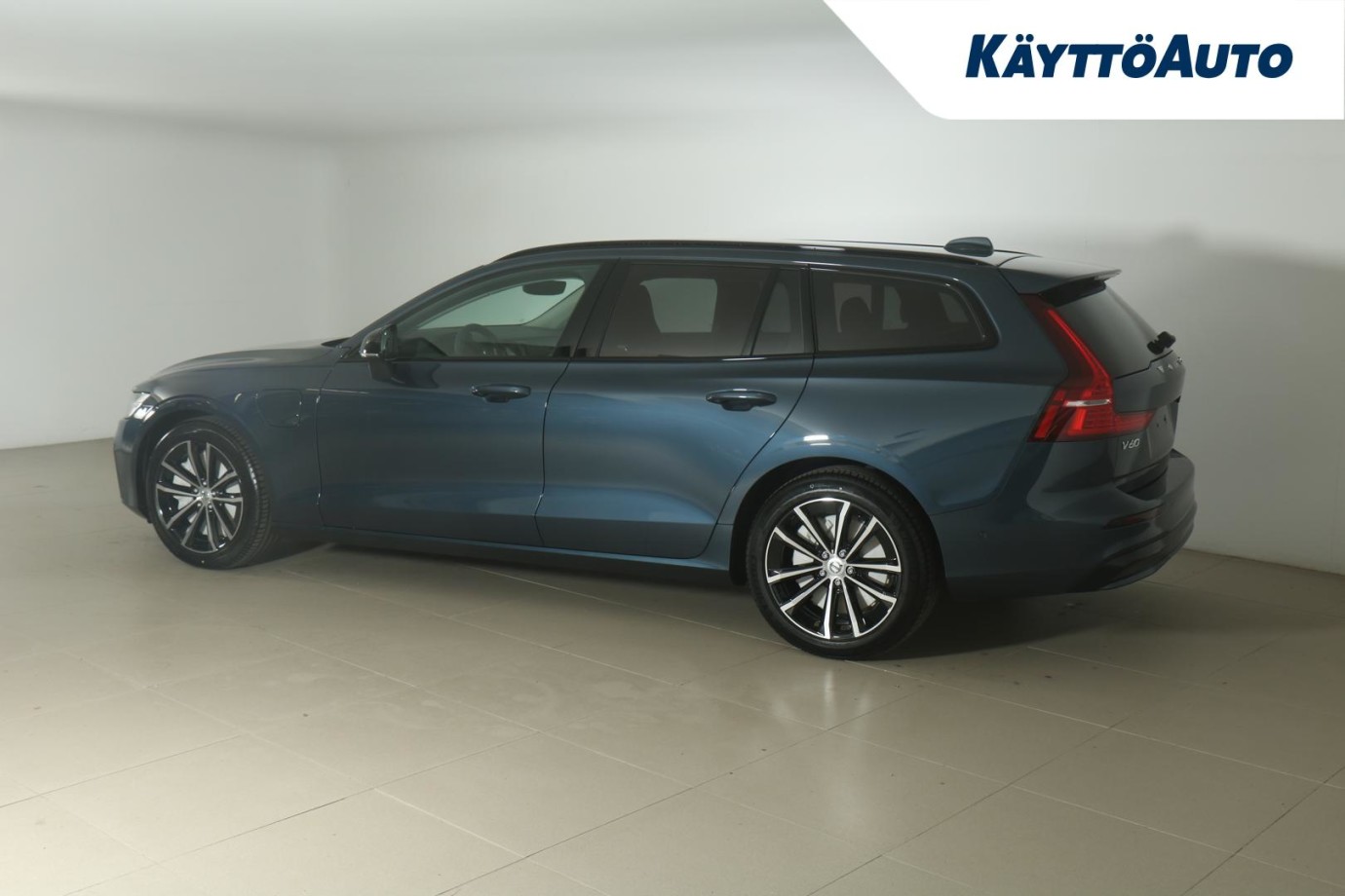 Esittelykuva VOLVO V60 lataushybridiautosta.