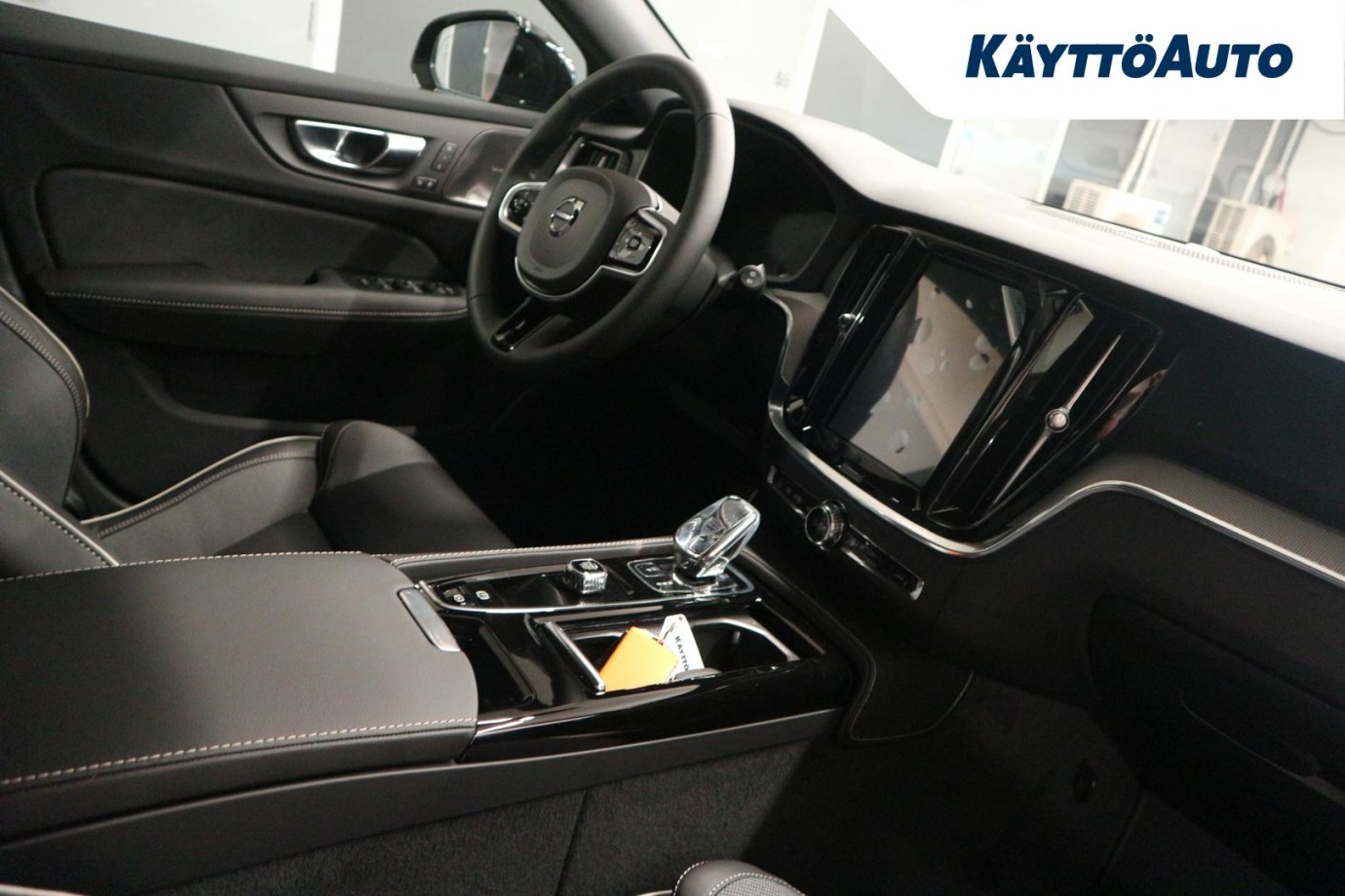 Esittelykuva Volvo V60 bensiiniautosta.
