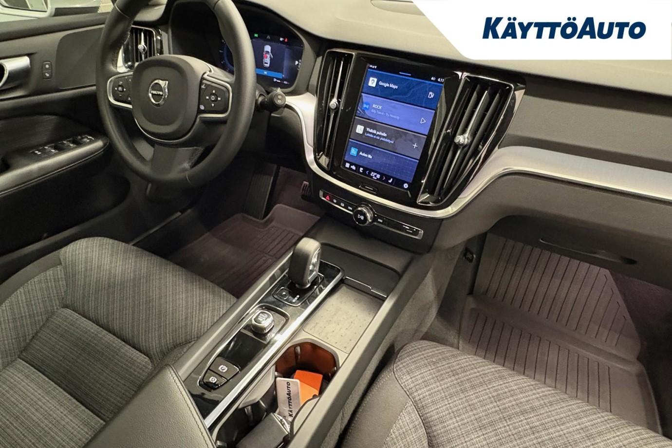 Esittelykuva VOLVO V60 kevythybridiautosta.