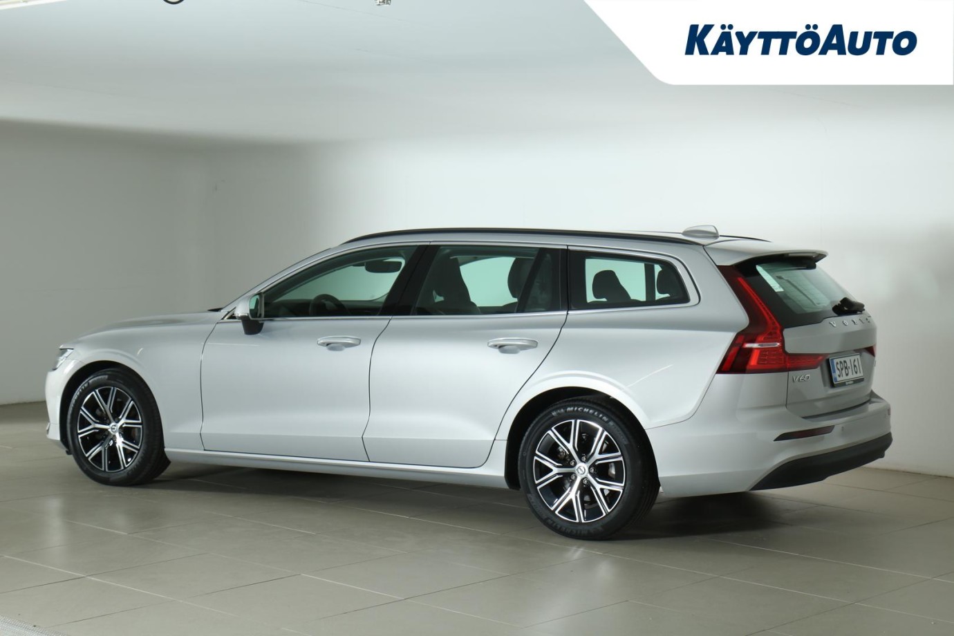 Esittelykuva VOLVO V60 kevythybridiautosta.