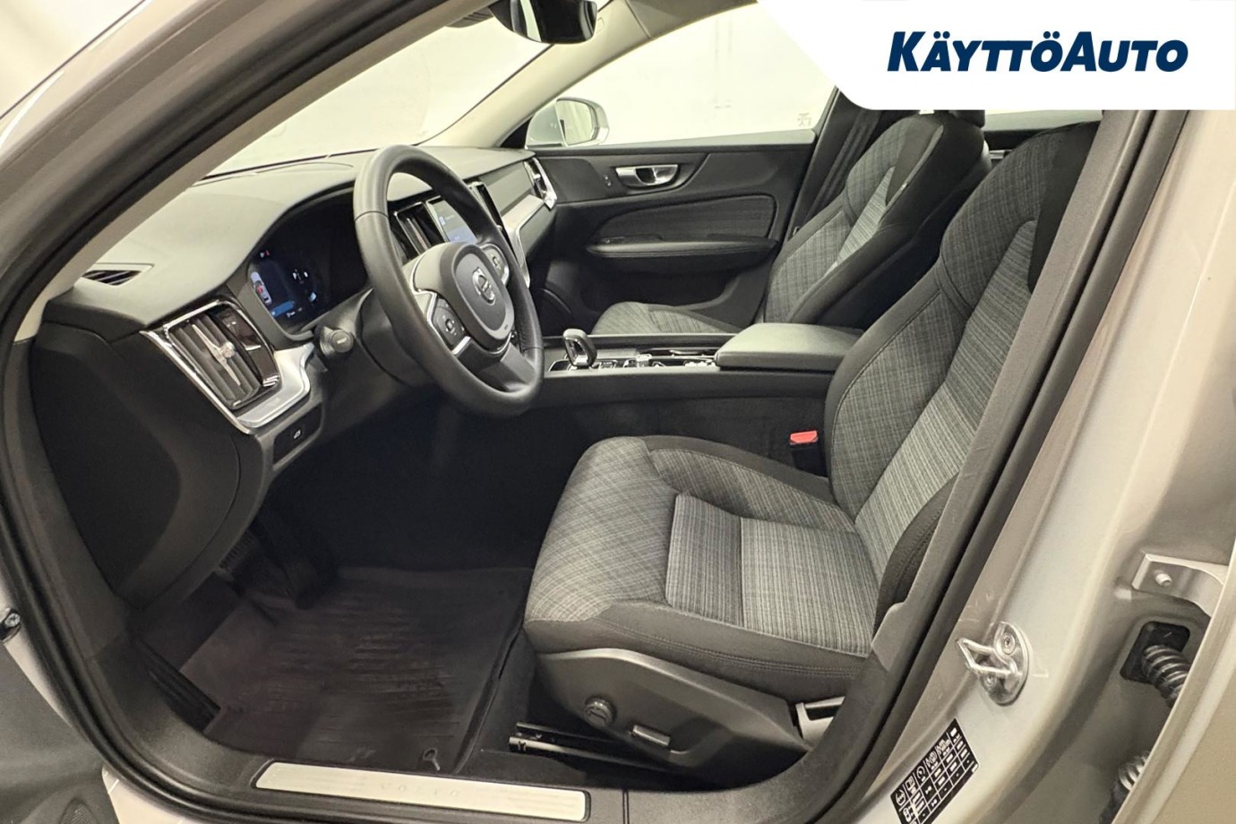 Esittelykuva VOLVO V60 kevythybridiautosta.