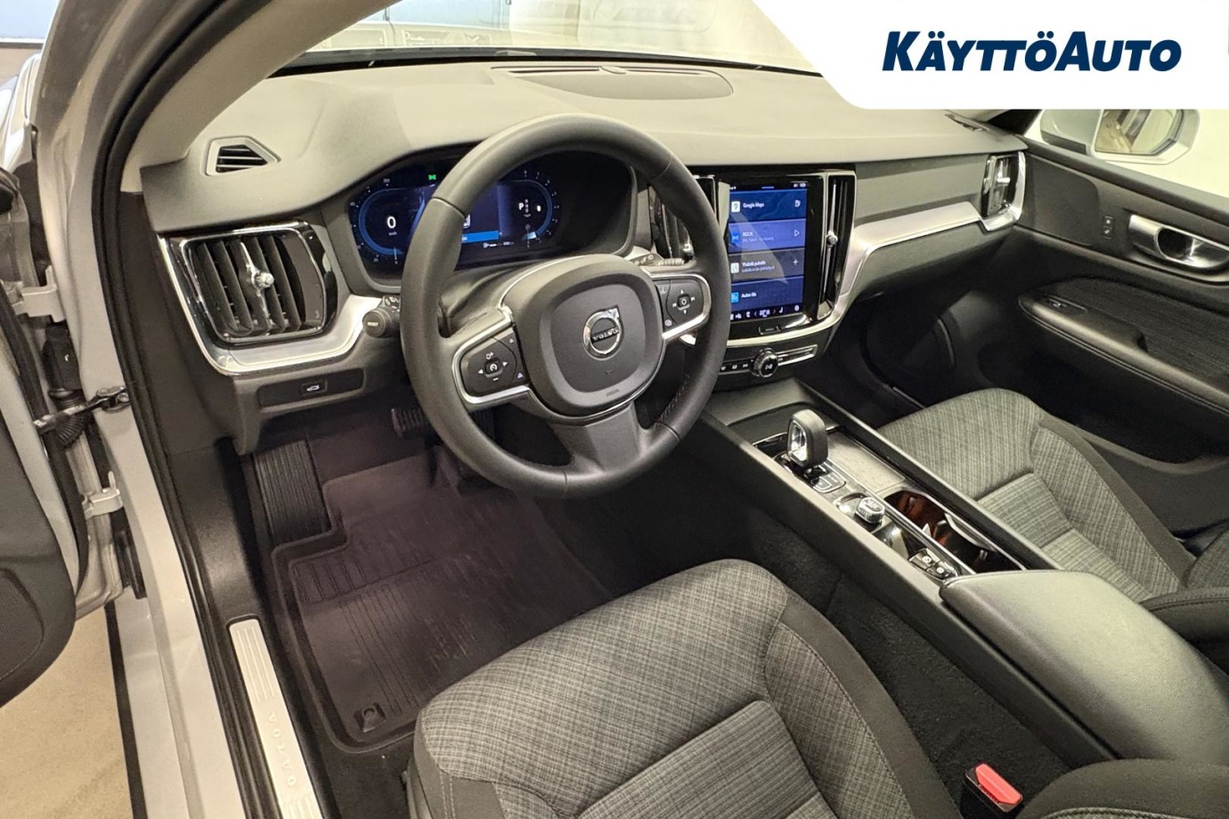 Esittelykuva VOLVO V60 kevythybridiautosta.