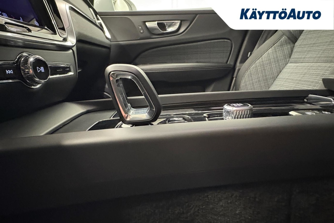 Esittelykuva VOLVO V60 kevythybridiautosta.