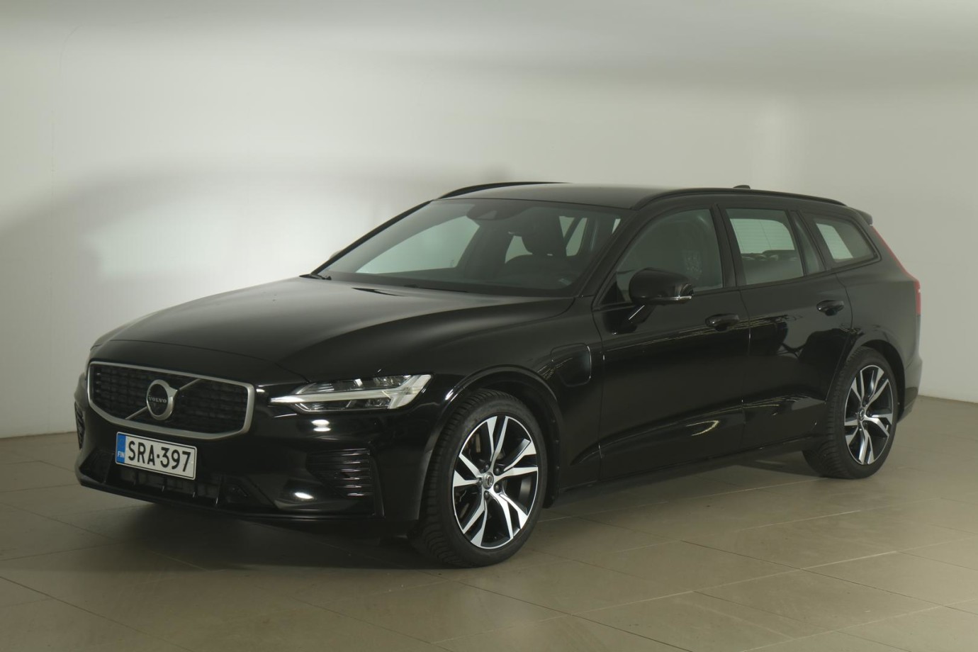 Esittelykuva VOLVO V60 lataushybridiautosta.