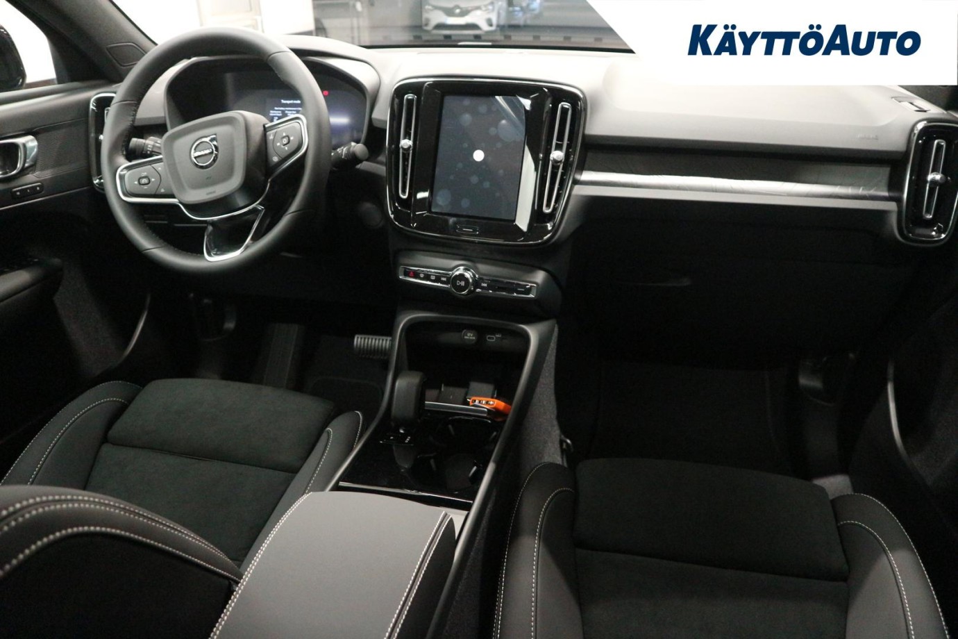 Esittelykuva Volvo EC40 täyssähköautosta.